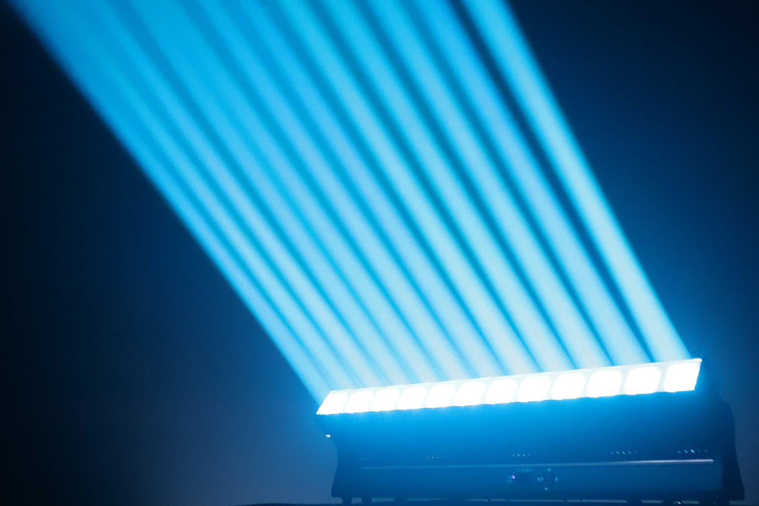 Event Lighting SURF12X60 - Tilt bar with zoom 12 x 60W RGBW LEDs