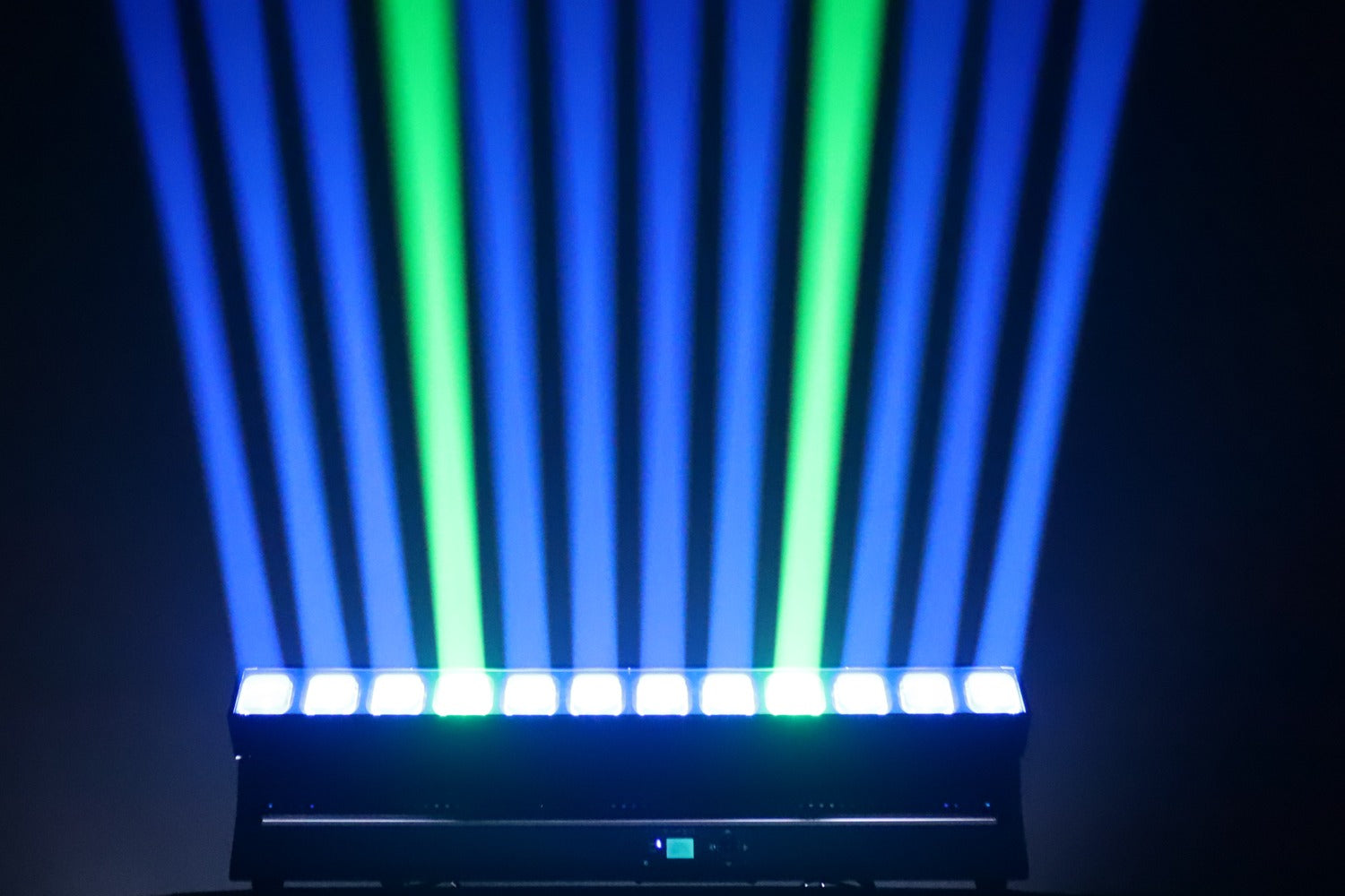 Event Lighting SURF12X60 - Tilt bar with zoom 12 x 60W RGBW LEDs