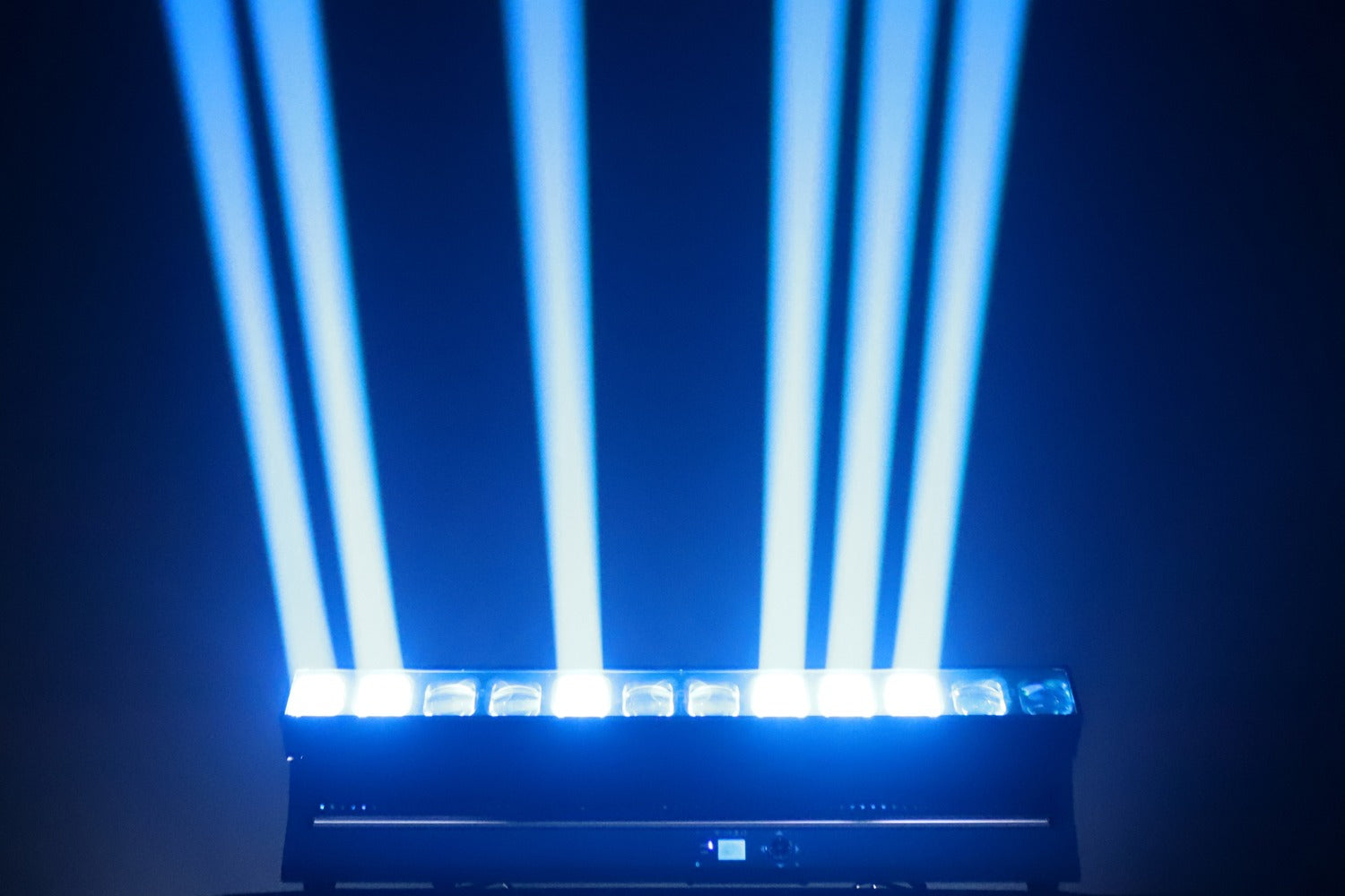 Event Lighting SURF12X60 - Tilt bar with zoom 12 x 60W RGBW LEDs