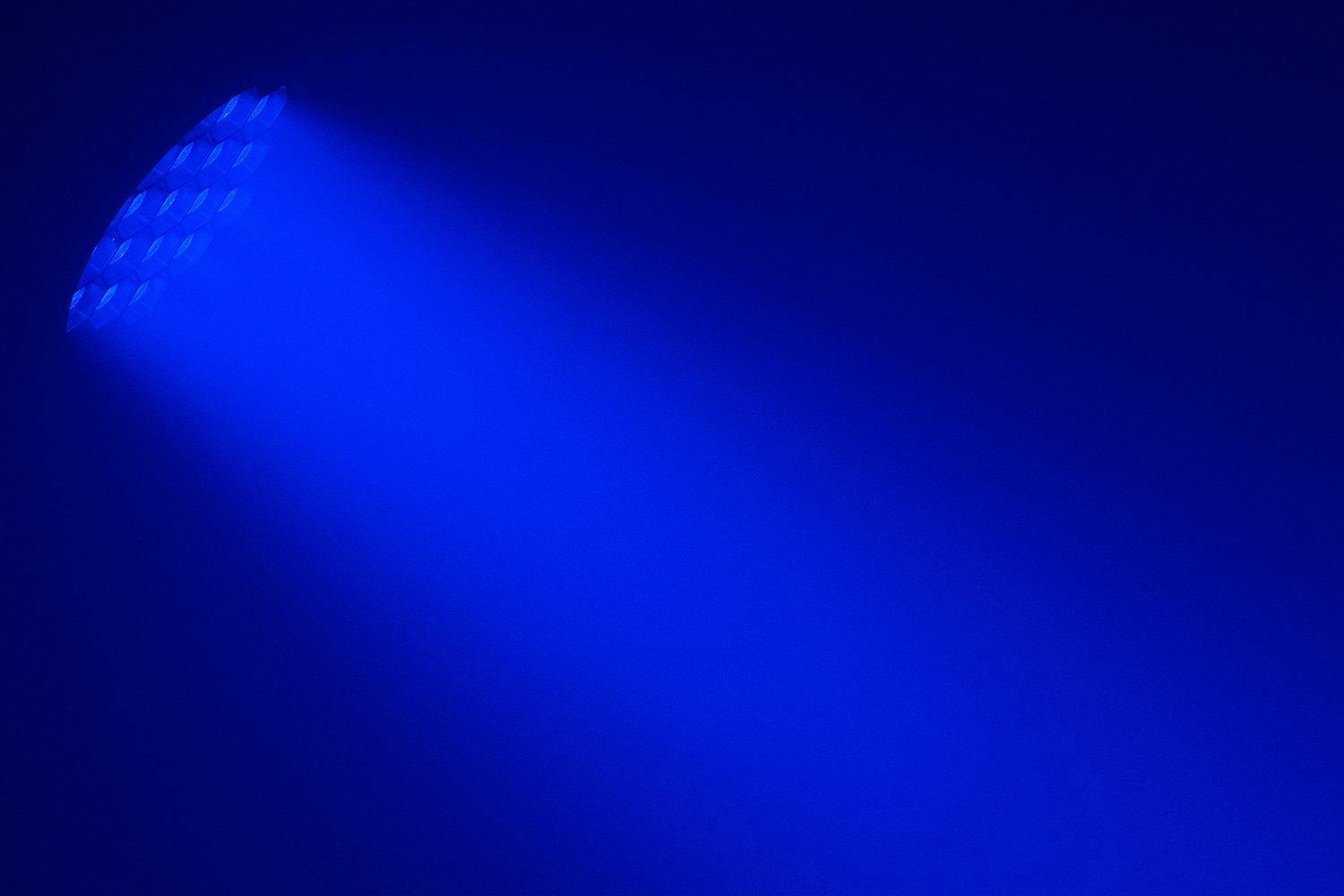 Event Lighting M19W40RGBW - 19x 40 W RGBW LED Pixel Control Wash Zoom Head