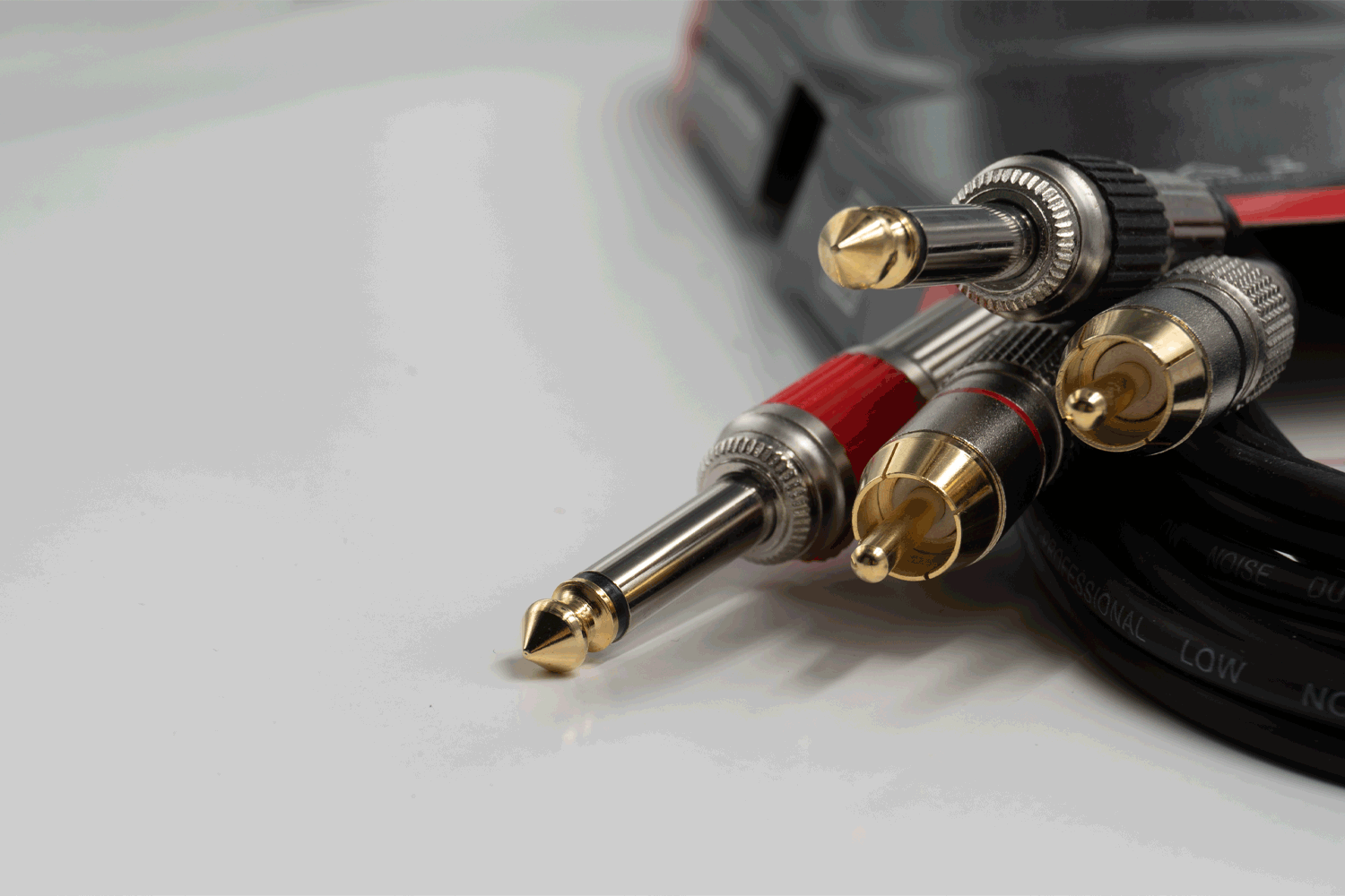 2J2RCA1.5EL- 1.5m 2x Jack Male to 2x RCA Male Signal Lead - Red and Black Ring