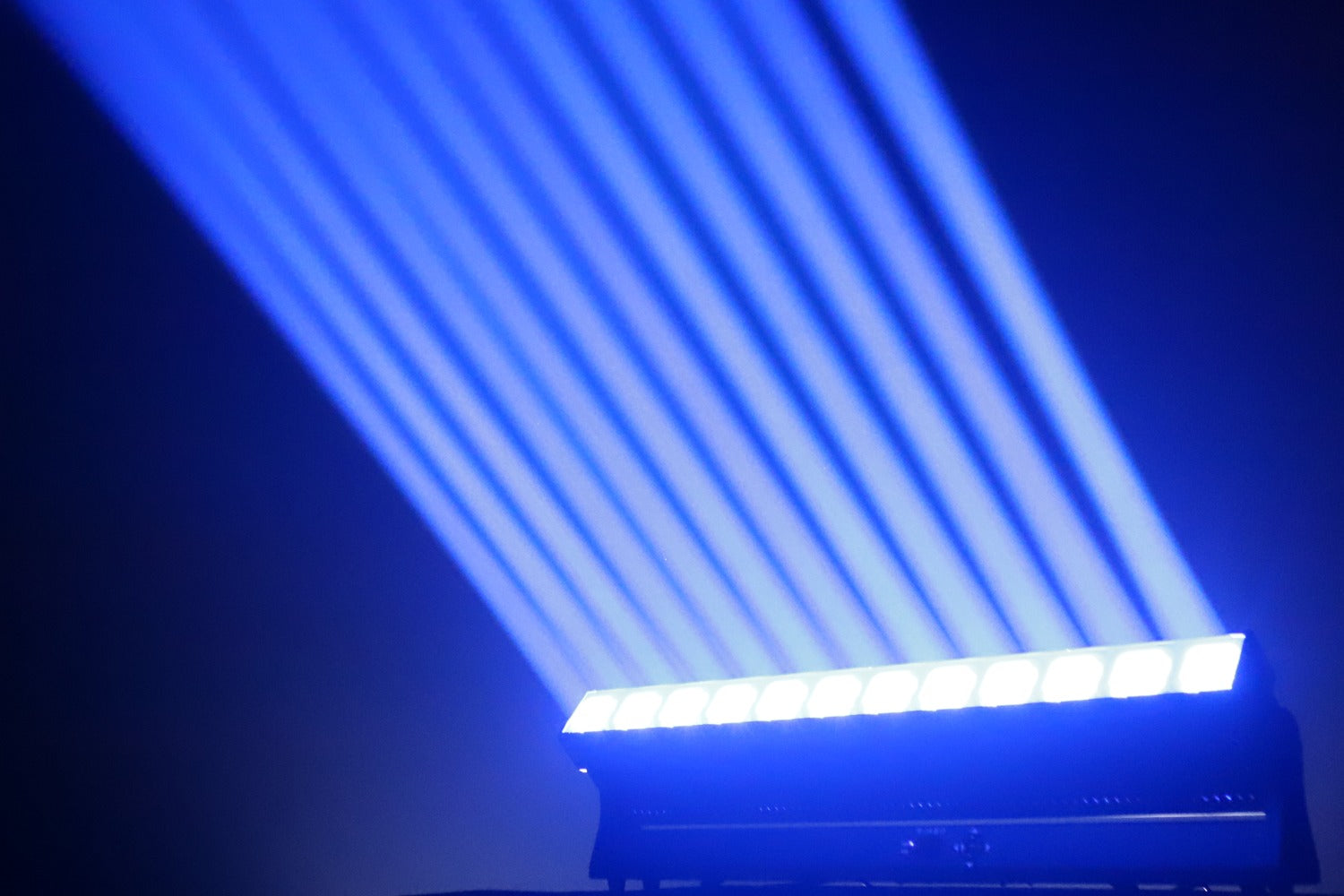 Event Lighting SURF12X60 - Tilt bar with zoom 12 x 60W RGBW LEDs