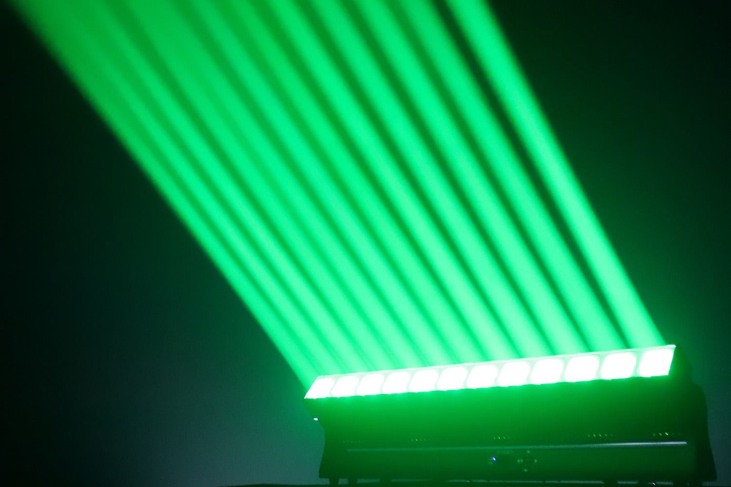 Event Lighting SURF12X60 - Tilt bar with zoom 12 x 60W RGBW LEDs