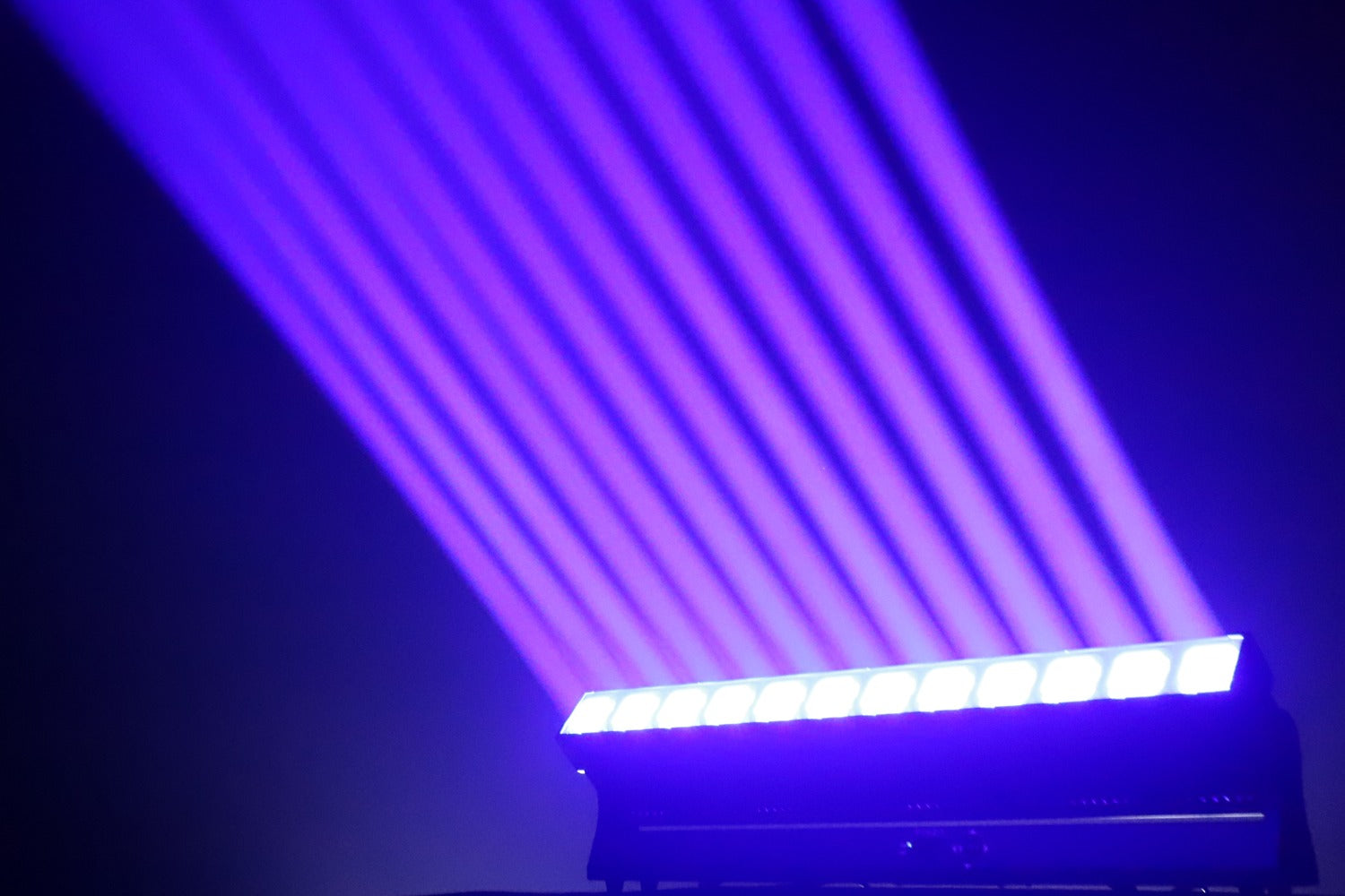 Event Lighting SURF12X60 - Tilt bar with zoom 12 x 60W RGBW LEDs